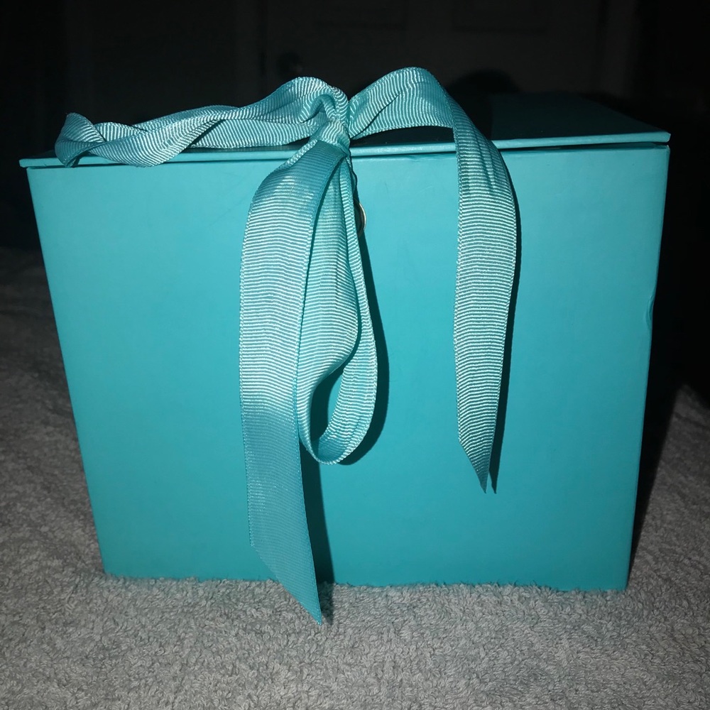 Box of beauty products - Picture 2 of 2